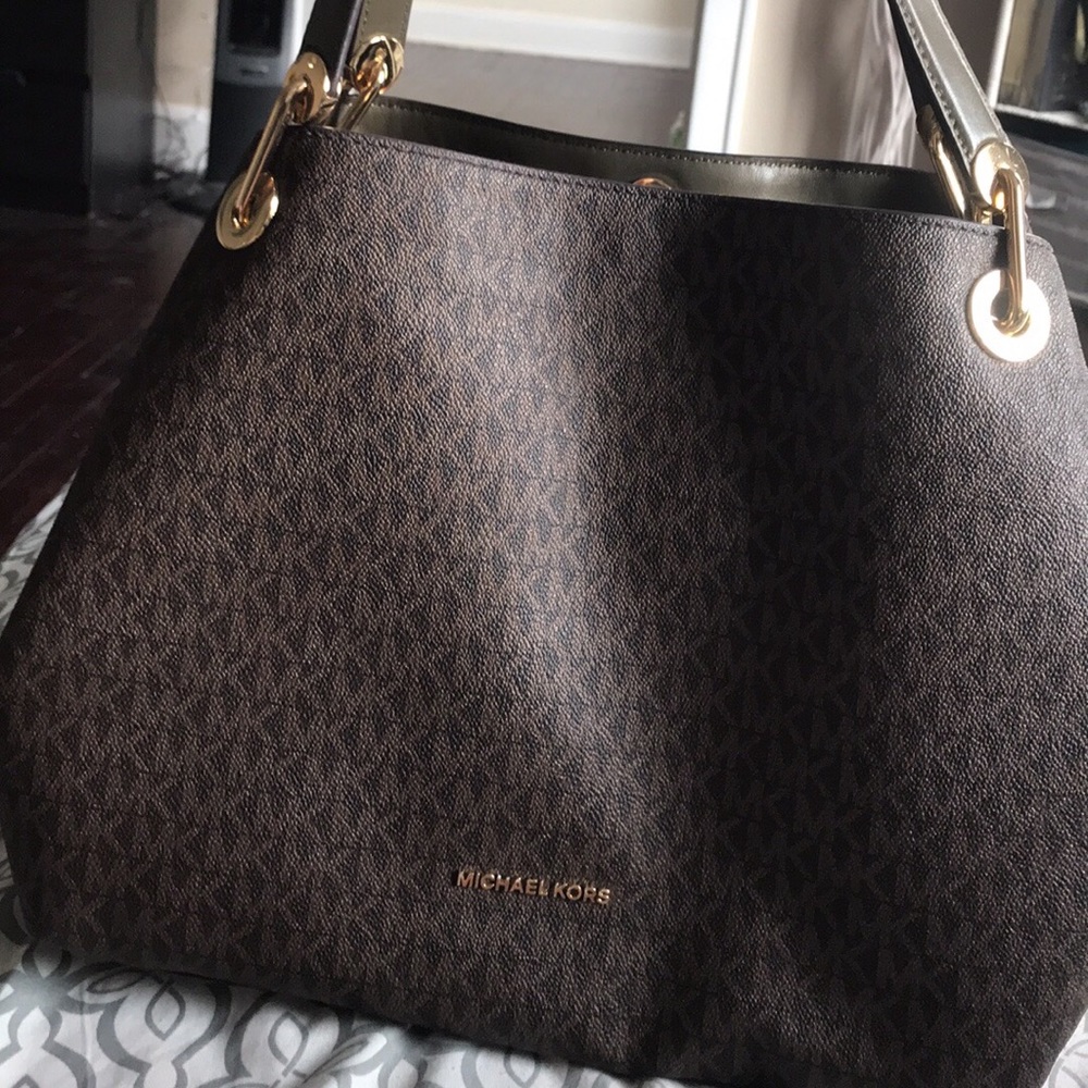 Like new MK RAVEN Purse with matching wallet
